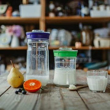 dos tarros de cristal con tapa con kefir de agua y kefir de leche