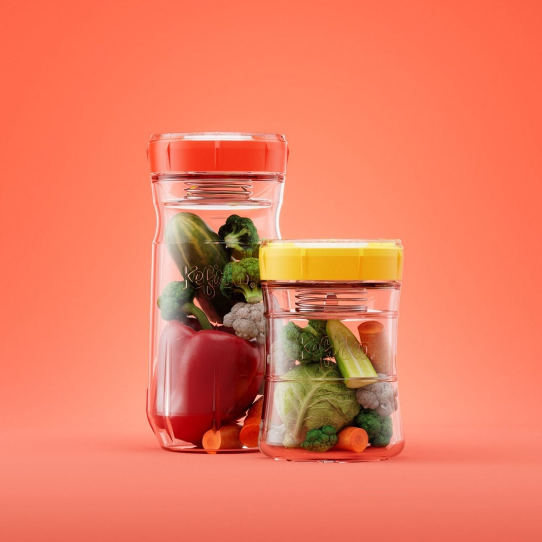 Fermentador de verduras Kefirko con tapa roja, lleno de pimiento, brócoli y zanahoria listos para fermentar.