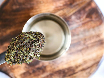 te negro en la cuchara antes de añadirlo al agua