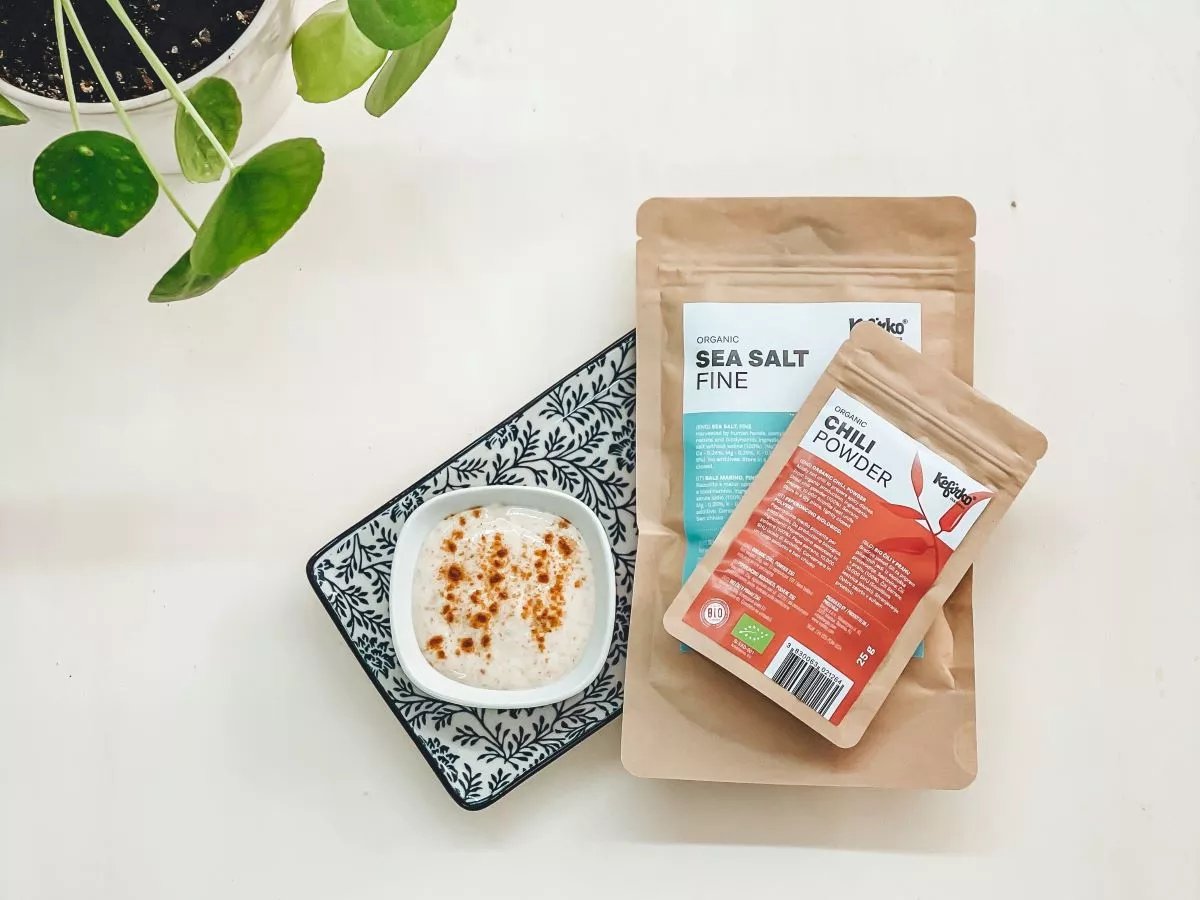 salsa de kefir con sal marina y chili ingredientes en embalaje