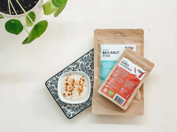 salsa de kefir con sal marina y chili ingredientes en embalaje