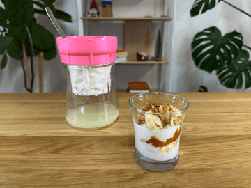 Tarro de vidrio Kefirko con suero y vaso de kéfir de leche con fruta, una receta saludable.