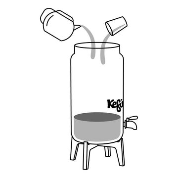 Ilustración del fermentador Kombucha 4L en Azul de kefirko sobre un soporte, con líquido que se vierte desde una botella a una taza. En la parte inferior hay un grifo. El recipiente tiene la etiqueta "Keg".