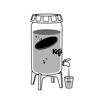 Ilustración de un dispensador de bebidas etiquetado como "kefirko", con el "Fermentador Kombucha 4L" en color Azul y un vaso siendo llenado debajo del grifo.