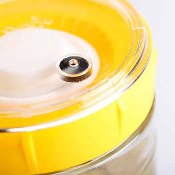 Vista de cerca del filtro de carbón integrado en la tapa de un tarro para alimentos fermentados.