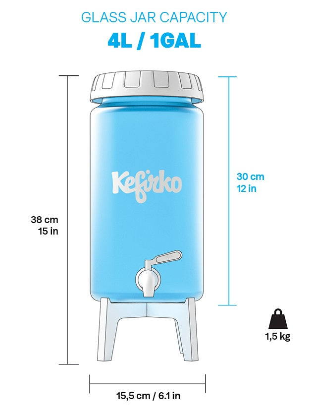 Ilustración del "Fermentador Kombucha 4L" de kefirko, que muestra un frasco de vidrio azul con un grifo sobre un soporte. Tiene una capacidad de 4L/1GAL y mide 38 cm (15 in) de alto, 15,5 cm (6,1 in) de ancho y pesa 1,5 kg.