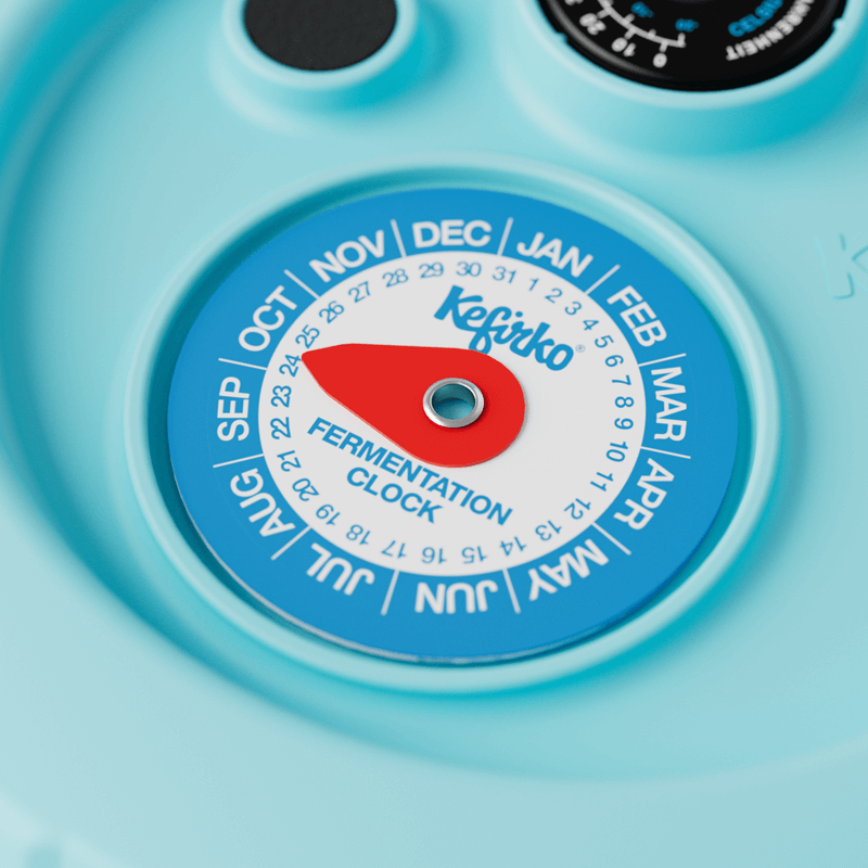 Primer plano del reloj de fermentación de Kefirko, una herramienta para seguir los días del proceso.