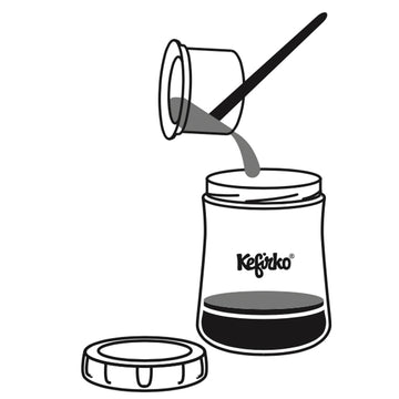 Ilustración de cómo añadir ingredientes al fermentador de masa madre de Kefirko con una espátula.