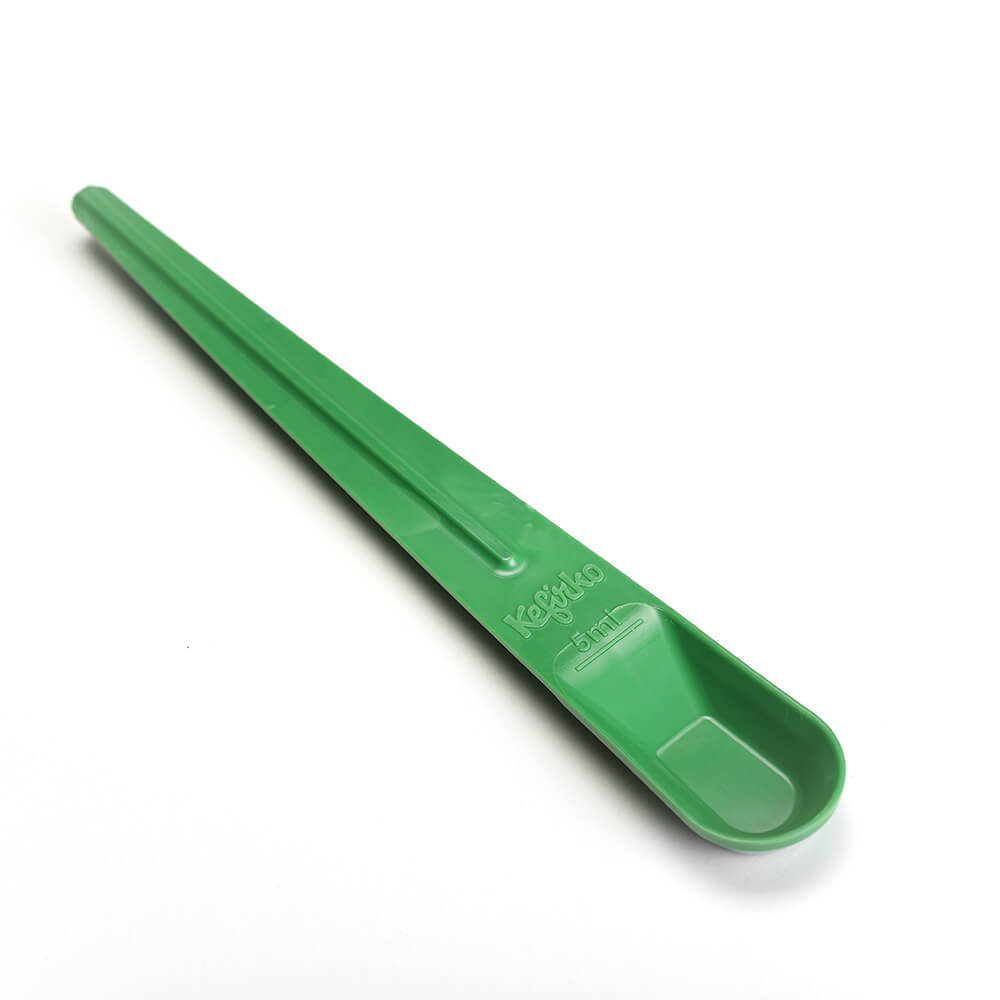 Cuchara medidora y mezcladora verde de la marca Kefirko, accesorio para hacer pan de masa madre.