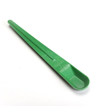 Cuchara medidora y mezcladora verde de la marca Kefirko, accesorio para hacer pan de masa madre.