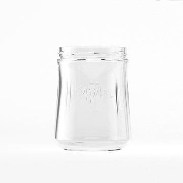 Tarro de vidrio Kefirko vacío, la pieza central del fermentador de masa madre, sobre un fondo blanco.