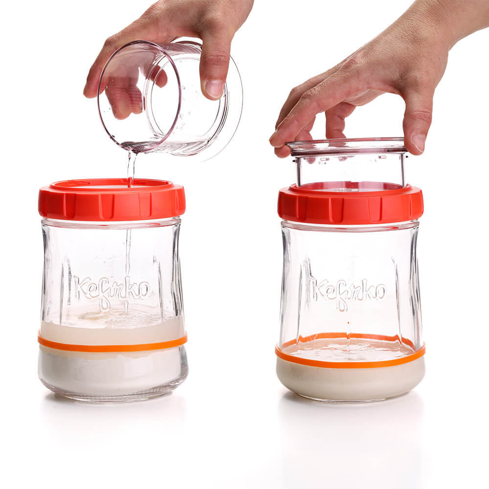 Dos imágenes mostrando cómo añadir agua y tapar el tarro de vidrio Kefirko para la fermentación.