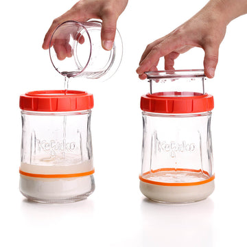 Dos imágenes mostrando cómo añadir agua y tapar el tarro de vidrio Kefirko para la fermentación.