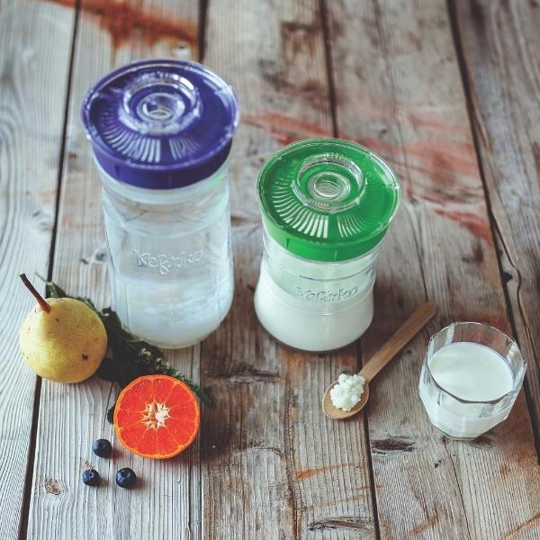 dos tarros de cristal con kefir de agua y kefir de leche