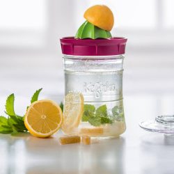 Tarro de vidrio Kefirko con exprimidor, usado para saborizar bebidas fermentadas con limón, menta y otra fruta cítrica.
