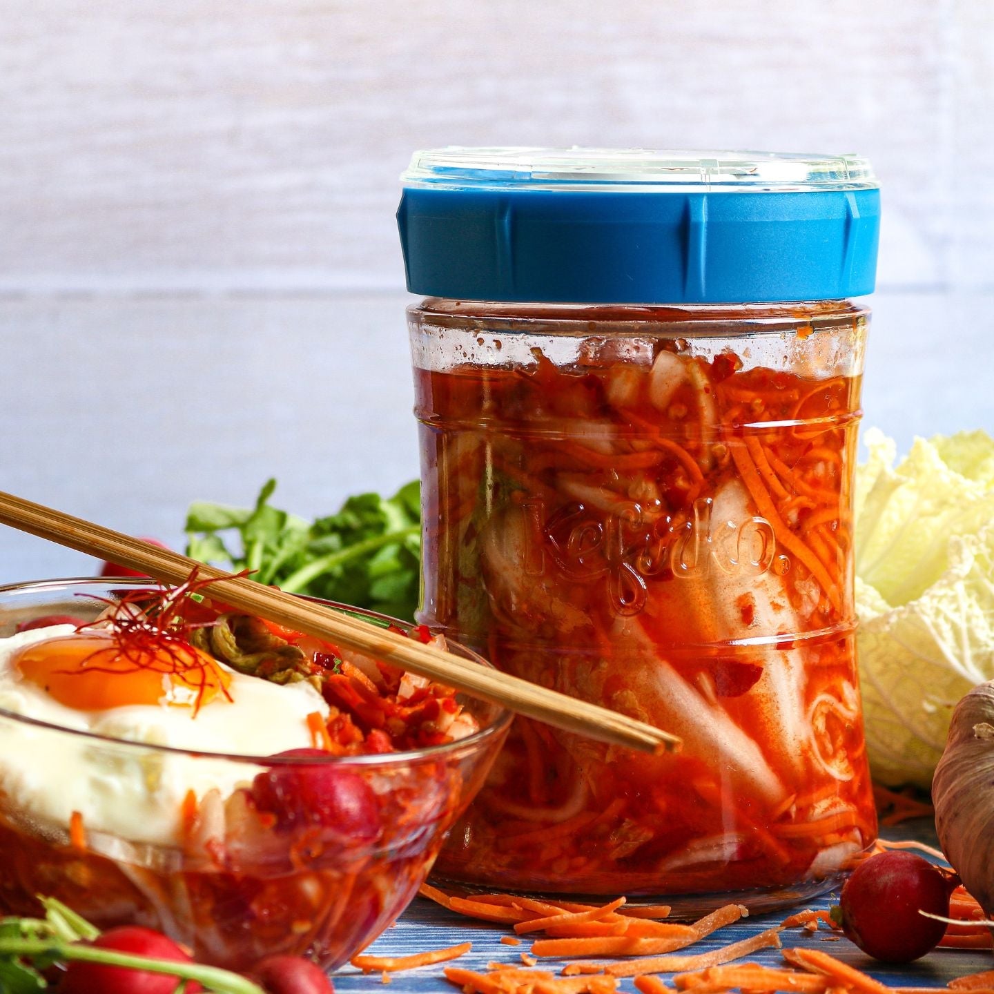 tarro de cristal con ingredientes y kimchi preparado
