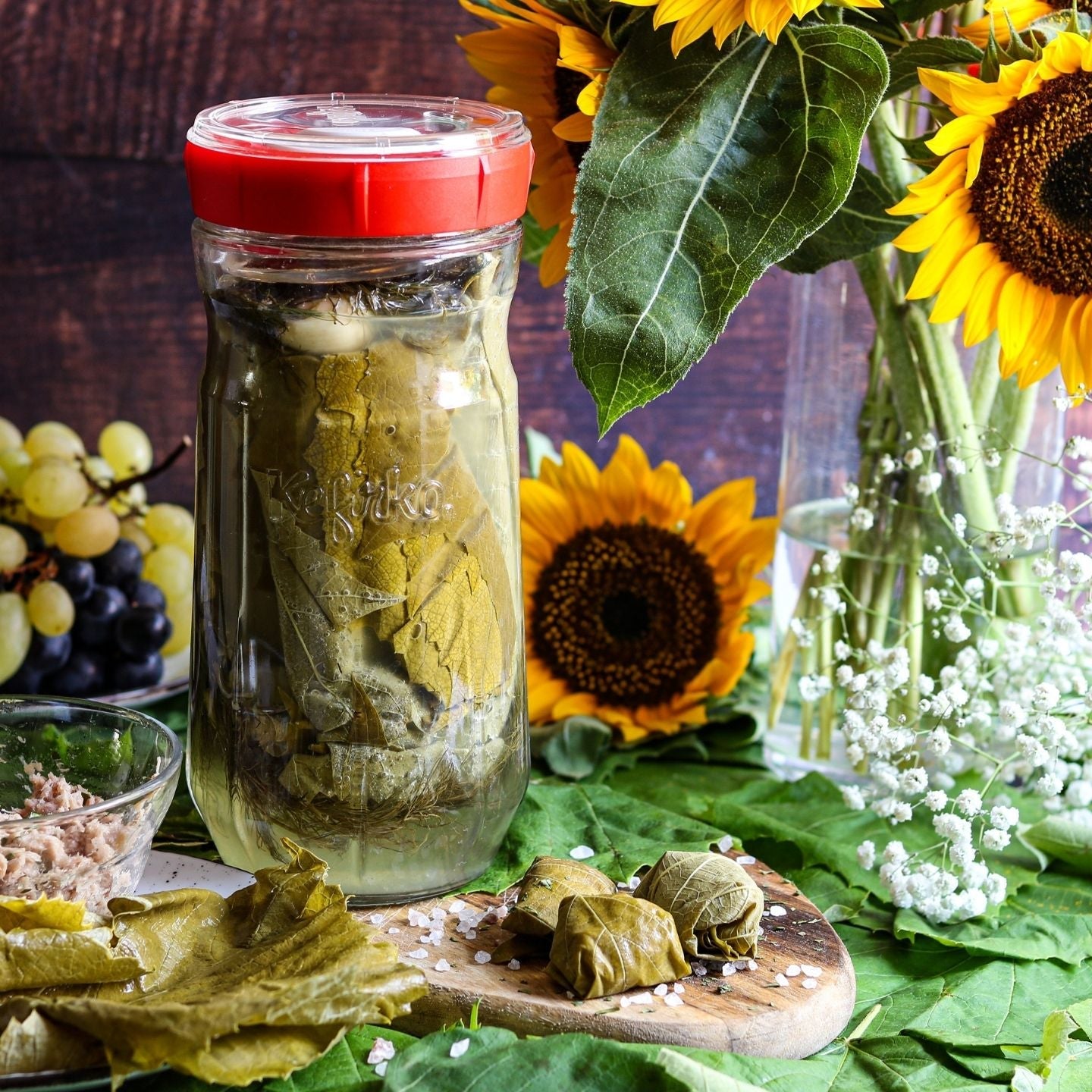 tarro de cristal con verduras fermentando con tapa roja